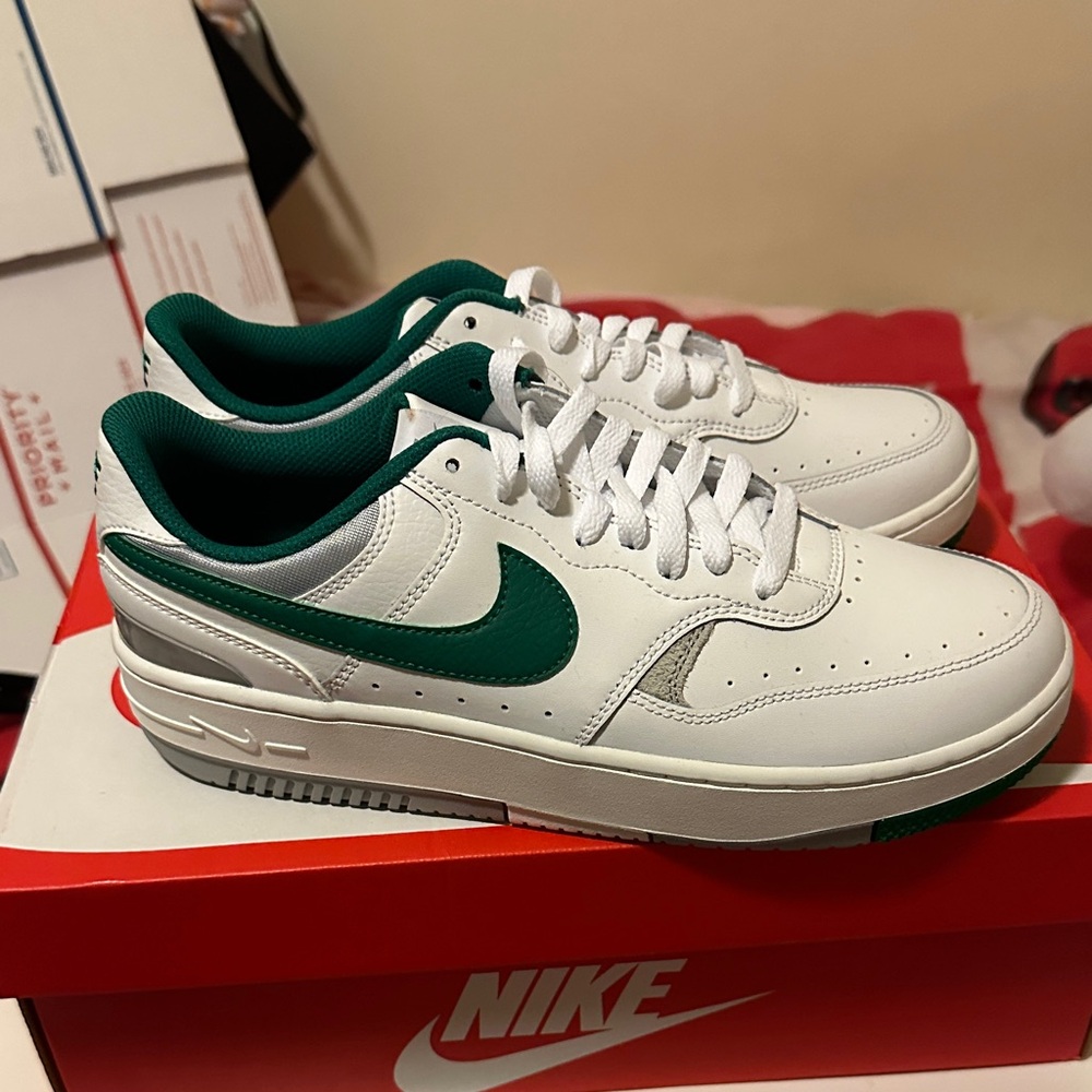 Nike Gamma Force Green  White and Green New!